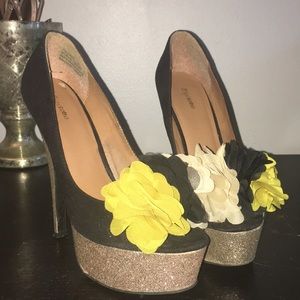 Size 9 gently worn platform peep toe pumps
